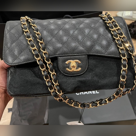 Gorgeous Chanel Black Quilted  Shoulder Bag with Gold Chain 💯Fabulous - Picture 13 of 16
